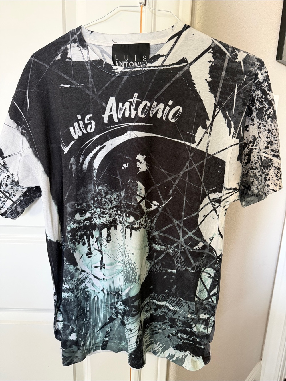 Luis Antonio Men’s Graphic Tee in Black & White